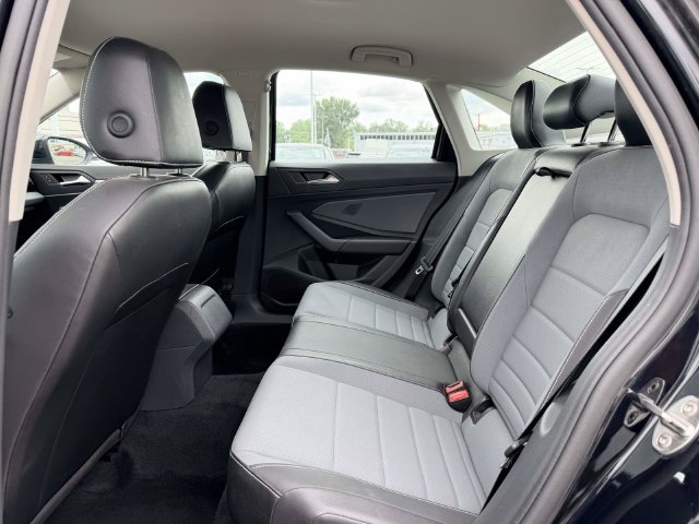 Used 2025 Volkswagen Jetta SE FWD image 13