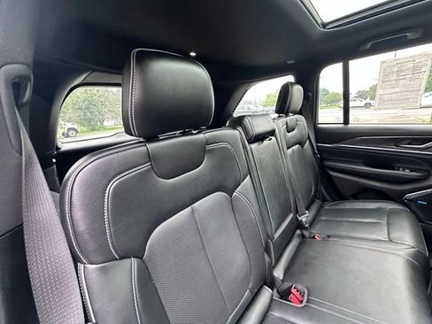 Used 2022 Jeep Grand Cherokee Overland AWD/4WD image 9