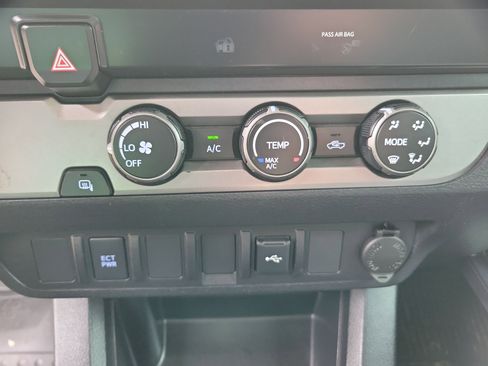 Used 2020 Toyota Tacoma SR w/ SR Convenience Package image 10