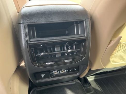 Used 2024 Jeep Grand Cherokee Limited image 19