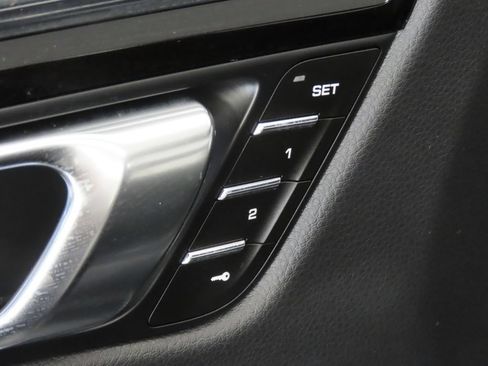 Certified 2026 Porsche Macan AWD/4WD image 36