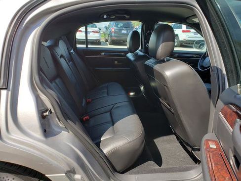 Used 2010 Lincoln Town Car Signature Limited image 16