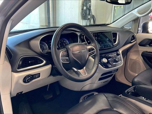 Used 2023 Chrysler Pacifica Touring-L FWD image 4