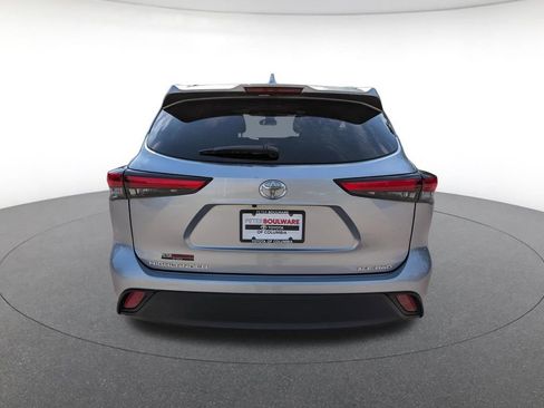 Used 2023 Toyota Highlander XLE AWD/4WD image 5