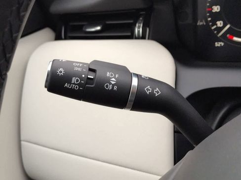 Used 2025 Land Rover Discovery Sport S image 28