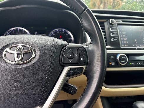 Used 2019 Toyota Highlander XLE FWD image 16