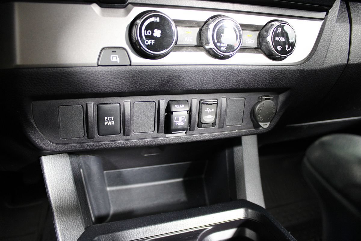 Used 2018 Toyota Tacoma SR5 RWD image 10