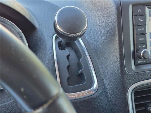 Used 2012 Chrysler Town & Country Touring-L w/ Entertainment Group #2 FWD image 11