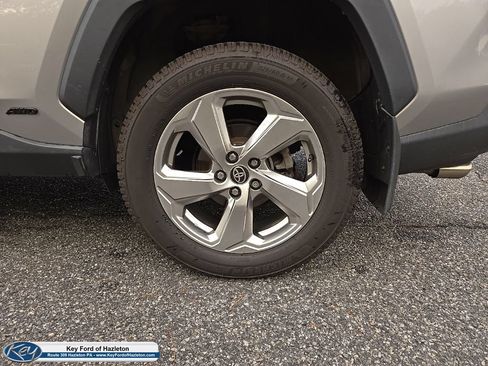 Used 2021 Toyota RAV4 XLE Premium AWD/4WD image 7