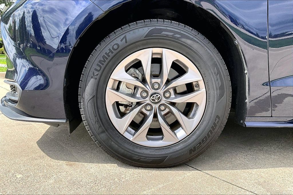 Used 2022 Toyota Sienna LE FWD image 6