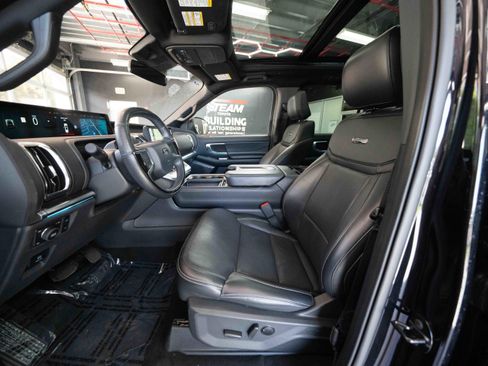 Used 2025 Ford Expedition Platinum w/ Stealth Performance Package AWD/4WD image 9