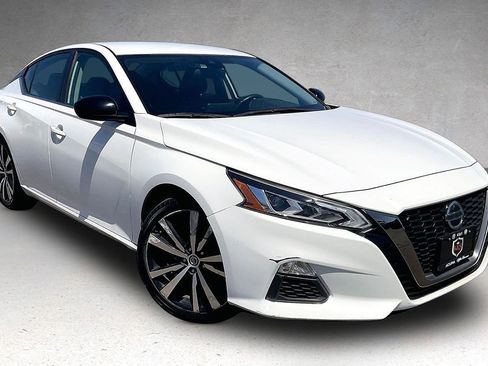 Used 2021 Nissan Altima 2.5 SR image 2