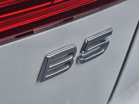 Used 2023 Volvo XC60 B5 Ultimate w/ Climate Package FWD image 9