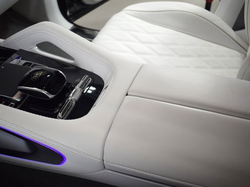 Used 2025 Mercedes-Benz Maybach GLS 600 4MATIC image 38