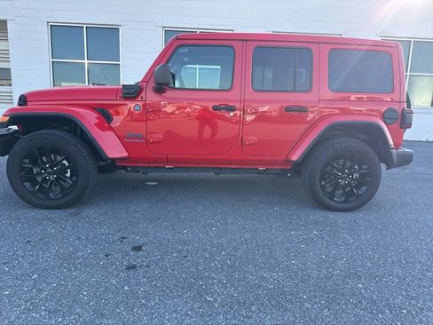 Used 2025 Jeep Wrangler Unlimited Sahara w/ Safety Group image 2