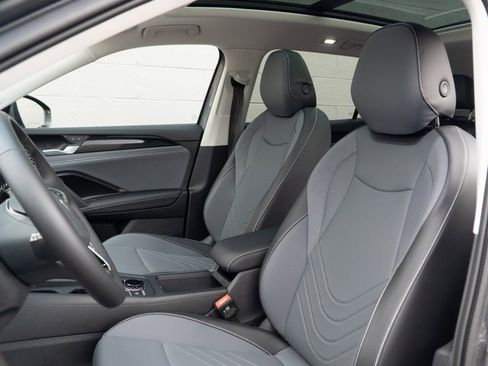 New 2025 Volkswagen Tiguan SE image 8