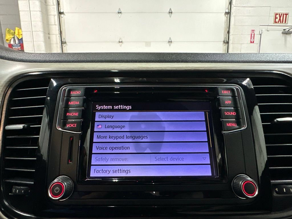 Used 2018 Volkswagen Beetle 2.0T Coast FWD image 30