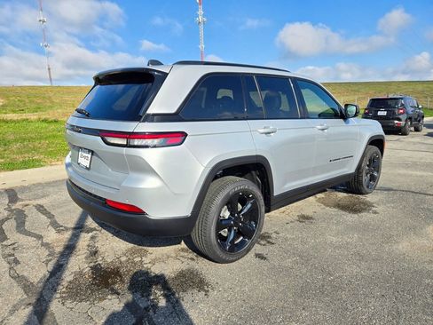 New 2025 Jeep Grand Cherokee Altitude image 3