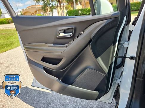 Certified 2022 Chevrolet Trax LT w/ LT Convenience Package FWD image 18