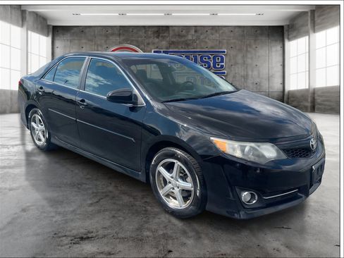 Used 2014 Toyota Camry SE w/ Leather Package FWD image 3