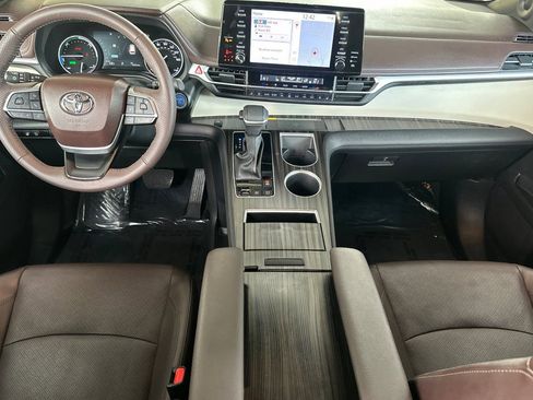 Certified 2024 Toyota Sienna Platinum image 16