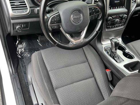 Used 2020 Jeep Grand Cherokee Laredo image 42