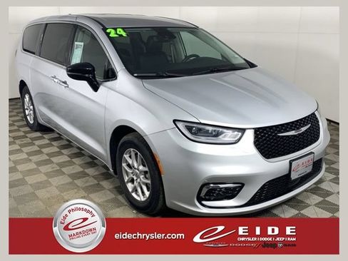 Used 2024 Chrysler Pacifica Touring-L FWD image 1