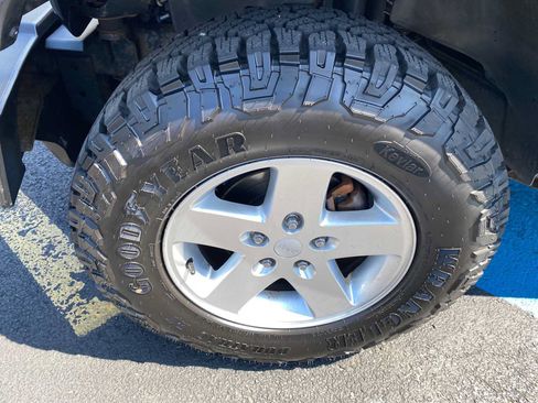 Used 2013 Jeep Wrangler Sport AWD/4WD image 28
