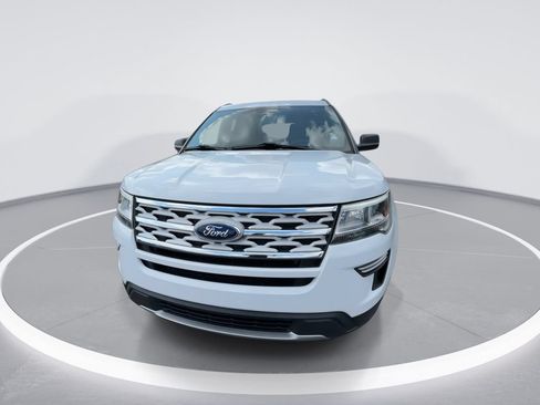 Used 2018 Ford Explorer XLT FWD image 3