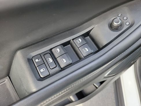 Used 2023 Jeep Grand Cherokee L Limited w/ Black Appearance Package image 19