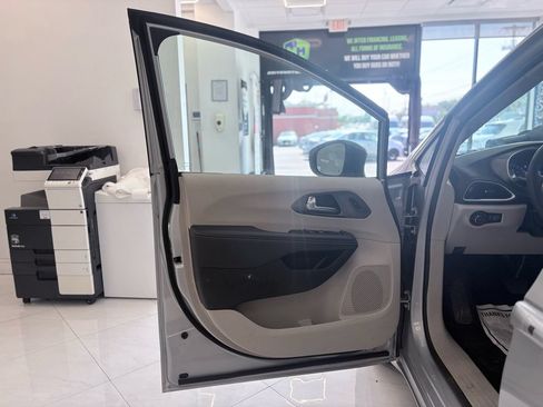Used 2024 Chrysler Pacifica Touring-L FWD image 37