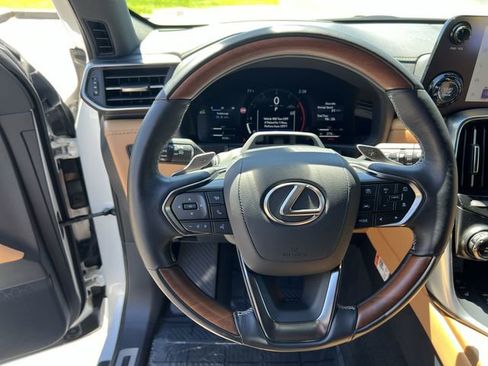 Used 2025 Lexus LX 600 4WD w/ Appearance Package image 12