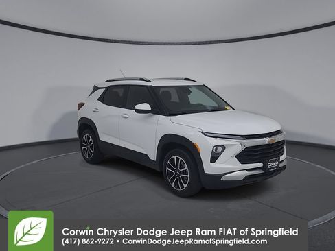 Used 2025 Chevrolet TrailBlazer LT AWD/4WD image 3