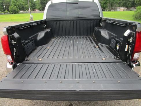 Used 2018 Toyota Tacoma TRD Off-Road AWD/4WD image 13