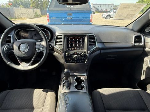 Used 2018 Jeep Grand Cherokee Laredo AWD/4WD image 3