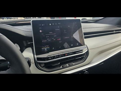 Used 2025 Jeep Compass Limited image 14