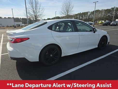 Used 2025 Toyota Camry SE image 11
