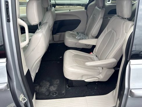 Used 2021 Chrysler Pacifica Touring-L FWD image 9