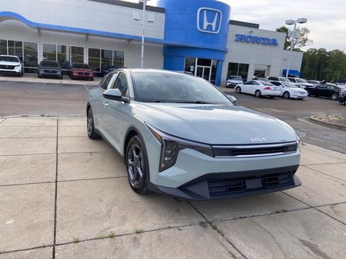Used 2025 Kia K4 LXS image 2
