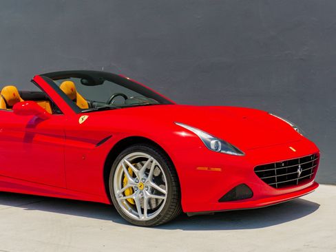 Used 2016 Ferrari California T RWD image 32
