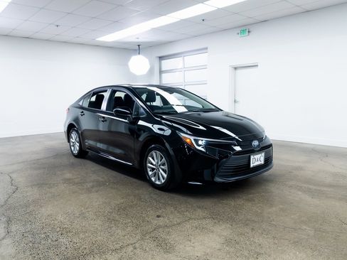 Used 2025 Toyota Corolla LE image 27