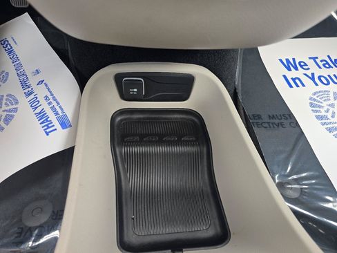 Used 2023 Chrysler Pacifica Touring-L FWD image 33