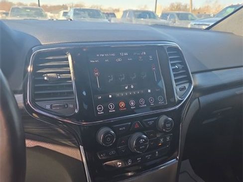 Used 2019 Jeep Grand Cherokee Altitude image 36