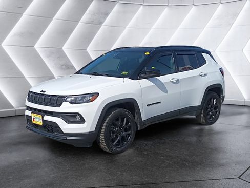 Used 2022 Jeep Compass Altitude w/ Sun and Sound Group image 2