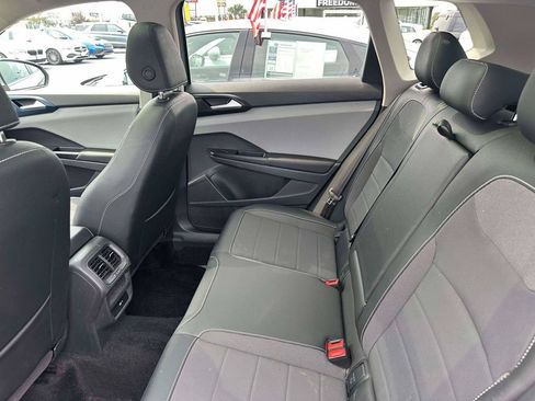 Used 2023 Volkswagen Taos SE w/ Panoramic Sunroof Package AWD/4WD image 10