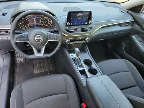 Used 2025 Nissan Altima 2.5 SV FWD image 14