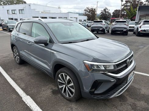 Used 2023 Volkswagen Taos SE w/ Panoramic Sunroof Package AWD/4WD image 2