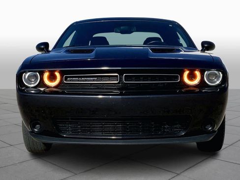 Used 2019 Dodge Challenger SXT image 3