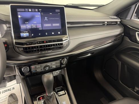 Used 2024 Jeep Compass Latitude w/ Convenience Group AWD/4WD image 4