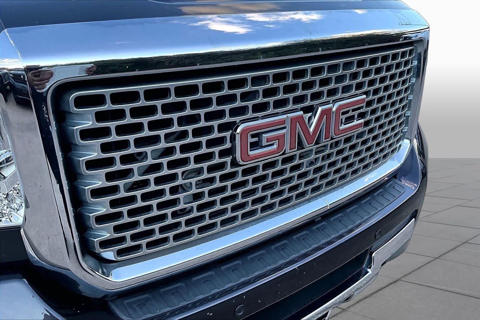 Used 2015 GMC Sierra 2500 Denali w/ Duramax Plus Package AWD/4WD image 30